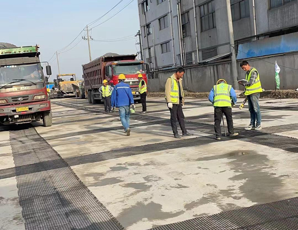 万冲镇老材料的新故事：玻璃纤维土工格栅如何在‘白改黑’浪潮中重获新生？